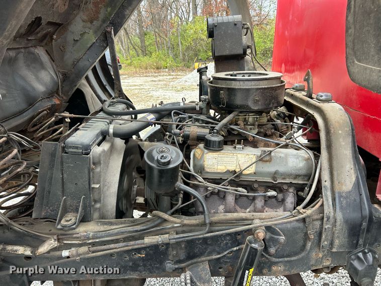 image for item NJ9587 1982 Ford C700 flatbed truck