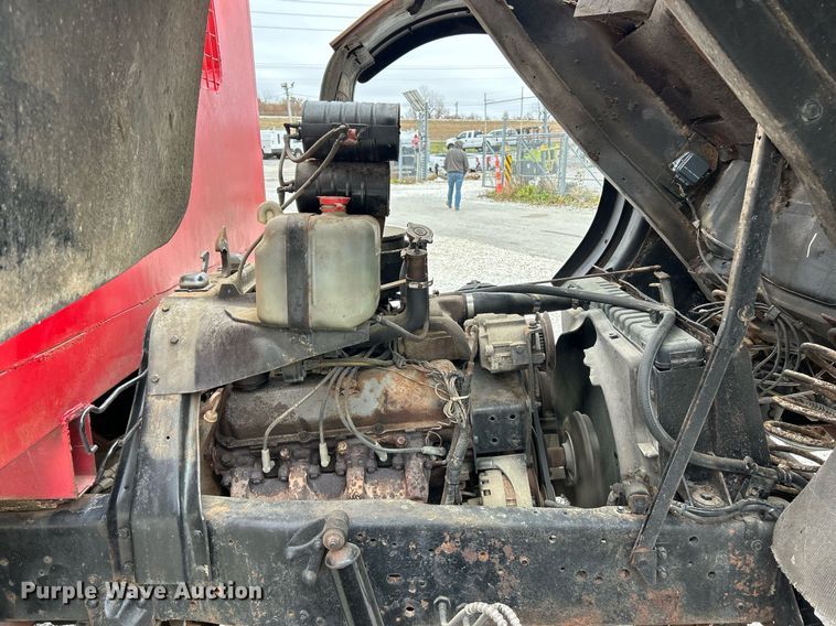 image for item NJ9587 1982 Ford C700 flatbed truck