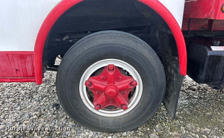 image for item NJ9587 1982 Ford C700 flatbed truck