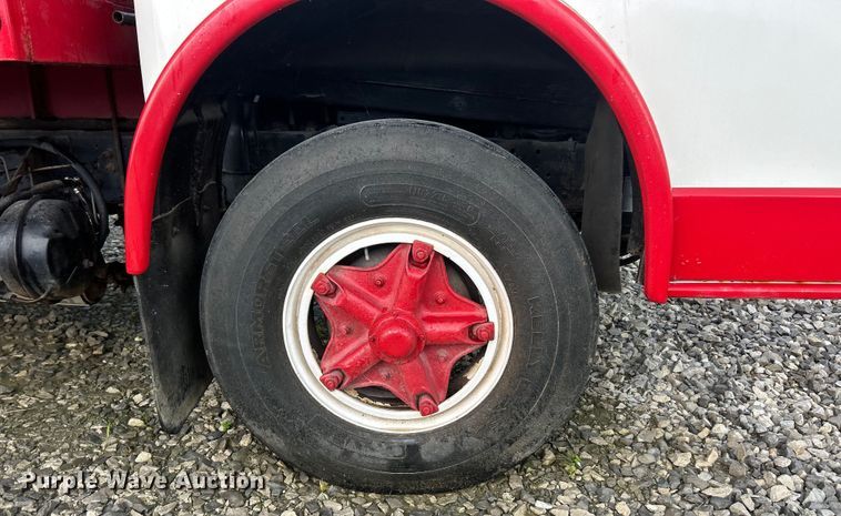 image for item NJ9587 1982 Ford C700 flatbed truck