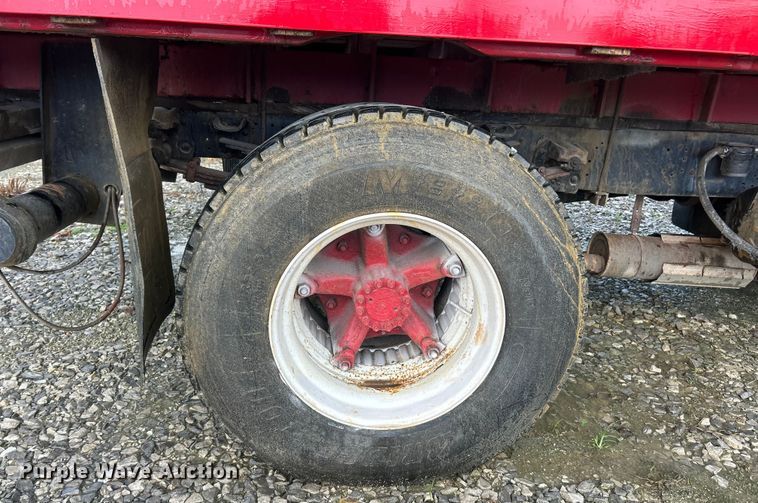 image for item NJ9587 1982 Ford C700 flatbed truck