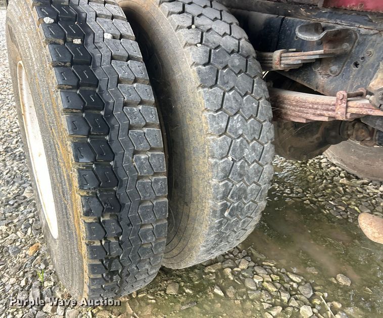 image for item NJ9587 1982 Ford C700 flatbed truck