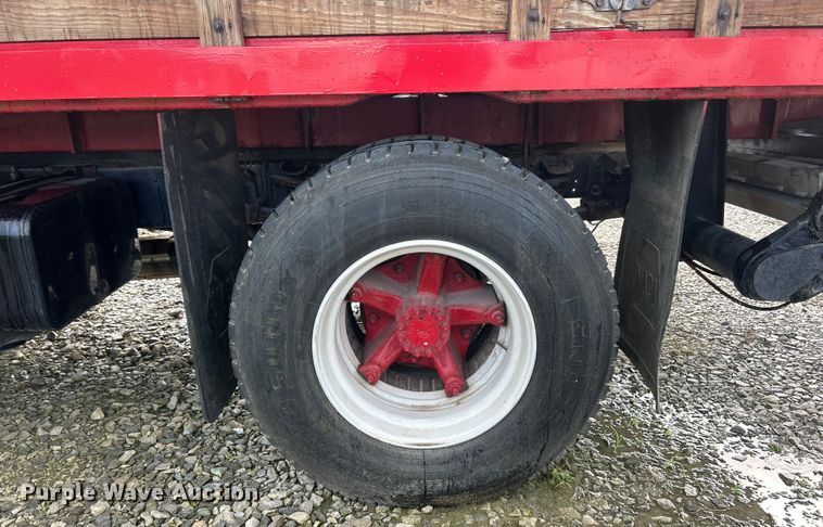 image for item NJ9587 1982 Ford C700 flatbed truck