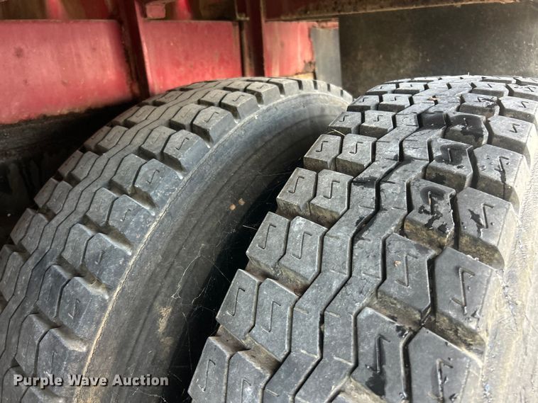 image for item NJ9587 1982 Ford C700 flatbed truck