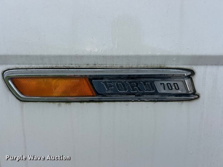 image for item NJ9587 1982 Ford C700 flatbed truck