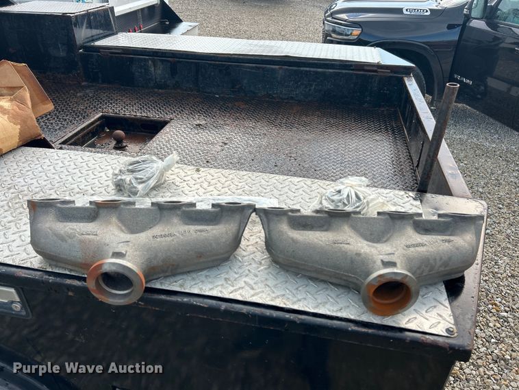 image for item NJ9587 1982 Ford C700 flatbed truck