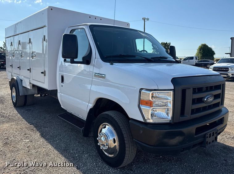 image for item NU9555 2018 Ford E450 Super Duty refrigerated delivery van