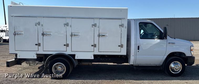 image for item NU9555 2018 Ford E450 Super Duty refrigerated delivery van