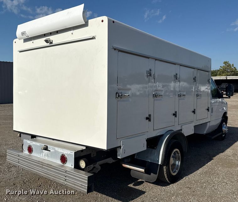 image for item NU9555 2018 Ford E450 Super Duty refrigerated delivery van