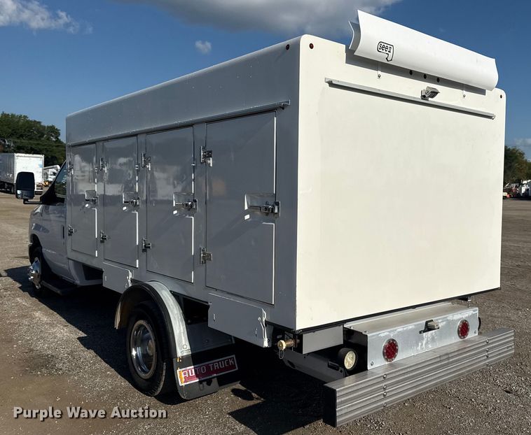 image for item NU9555 2018 Ford E450 Super Duty refrigerated delivery van
