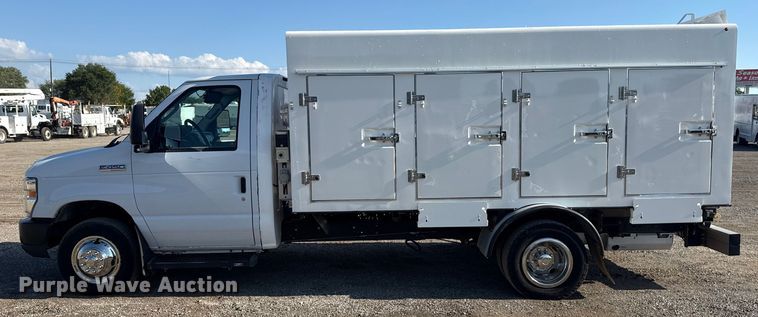 image for item NU9555 2018 Ford E450 Super Duty refrigerated delivery van
