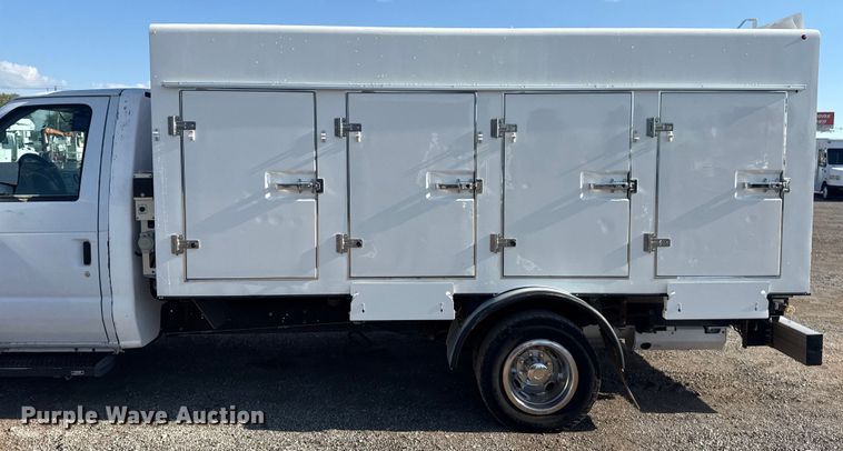image for item NU9555 2018 Ford E450 Super Duty refrigerated delivery van