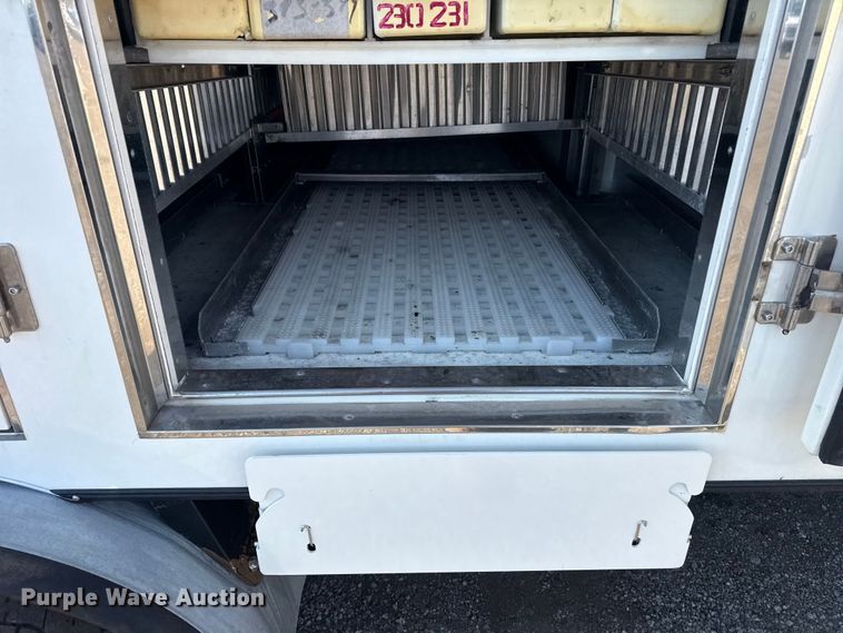 image for item NU9555 2018 Ford E450 Super Duty refrigerated delivery van