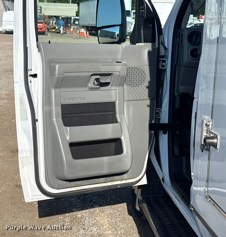 image for item NU9555 2018 Ford E450 Super Duty refrigerated delivery van