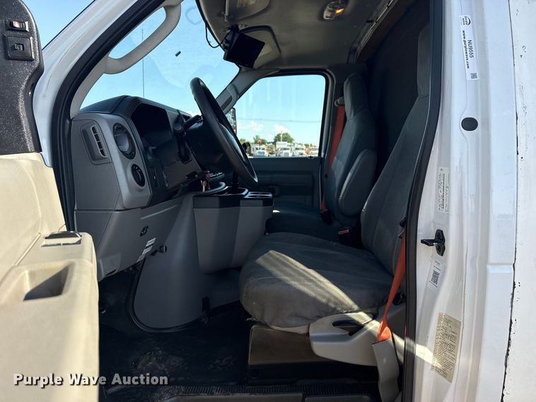 image for item NU9555 2018 Ford E450 Super Duty refrigerated delivery van