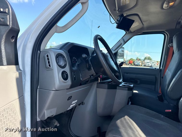 image for item NU9555 2018 Ford E450 Super Duty refrigerated delivery van