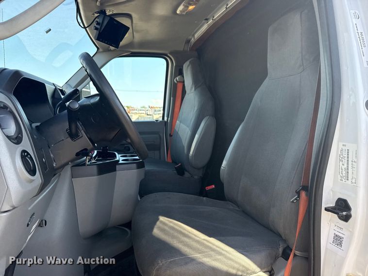 image for item NU9555 2018 Ford E450 Super Duty refrigerated delivery van