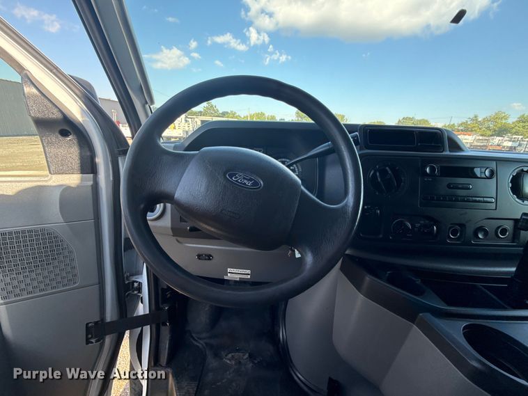 image for item NU9555 2018 Ford E450 Super Duty refrigerated delivery van