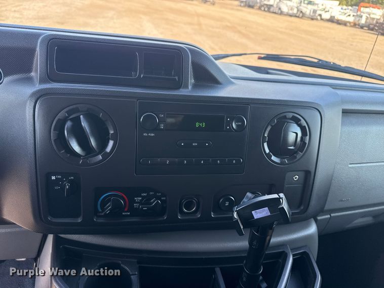 image for item NU9555 2018 Ford E450 Super Duty refrigerated delivery van