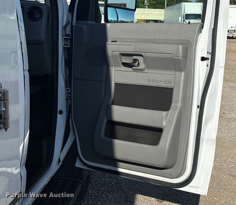 image for item NU9555 2018 Ford E450 Super Duty refrigerated delivery van