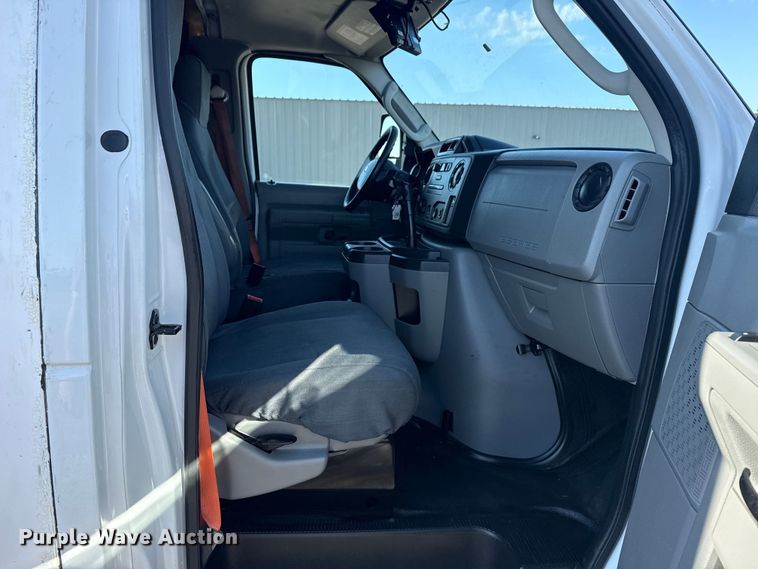 image for item NU9555 2018 Ford E450 Super Duty refrigerated delivery van