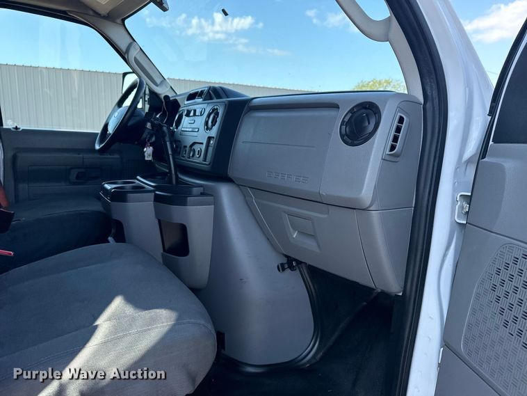 image for item NU9555 2018 Ford E450 Super Duty refrigerated delivery van