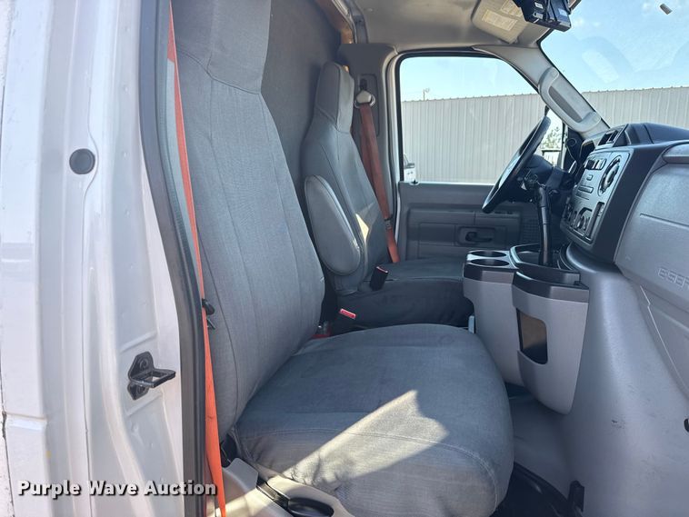 image for item NU9555 2018 Ford E450 Super Duty refrigerated delivery van