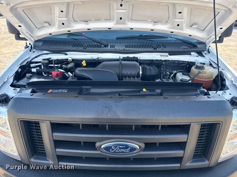 image for item NU9555 2018 Ford E450 Super Duty refrigerated delivery van