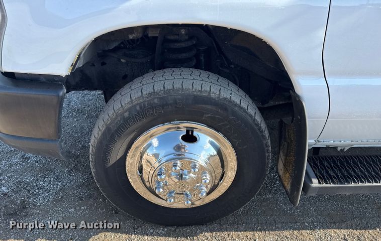 image for item NU9555 2018 Ford E450 Super Duty refrigerated delivery van