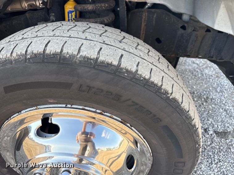 image for item NU9555 2018 Ford E450 Super Duty refrigerated delivery van