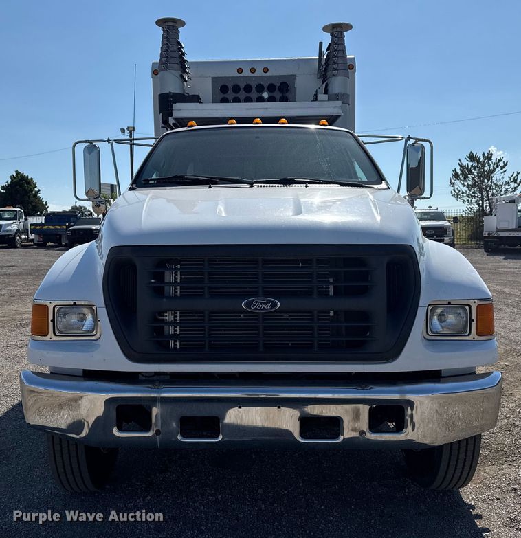 image for item NU9557 2001 Ford F650 Super Duty box truck