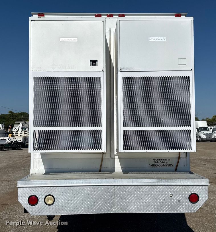 image for item NU9557 2001 Ford F650 Super Duty box truck
