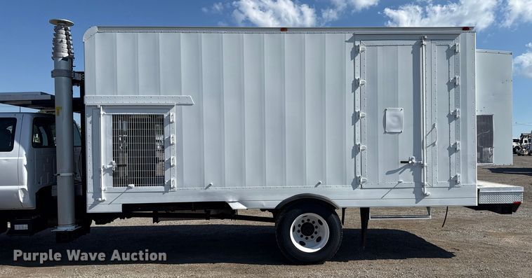 image for item NU9557 2001 Ford F650 Super Duty box truck