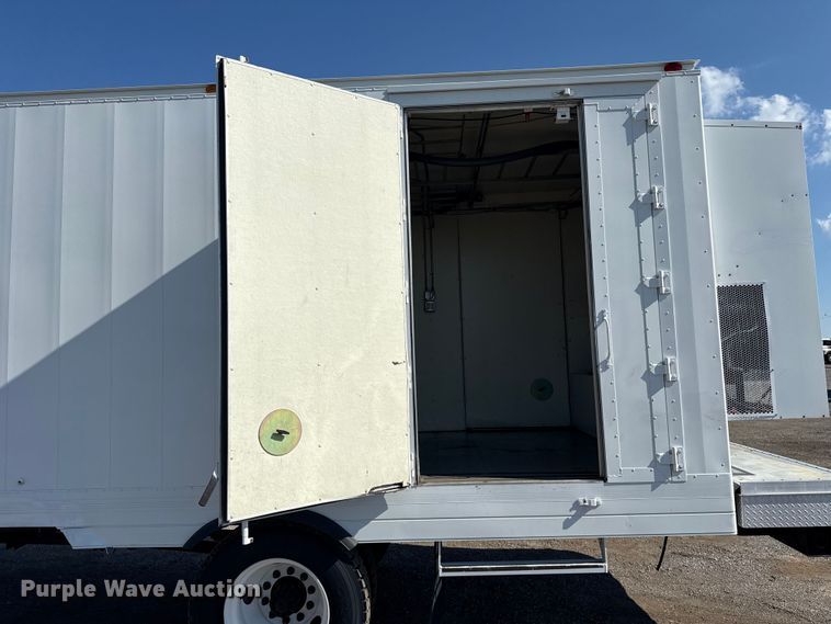 image for item NU9557 2001 Ford F650 Super Duty box truck