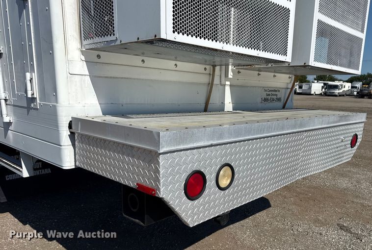 image for item NU9557 2001 Ford F650 Super Duty box truck