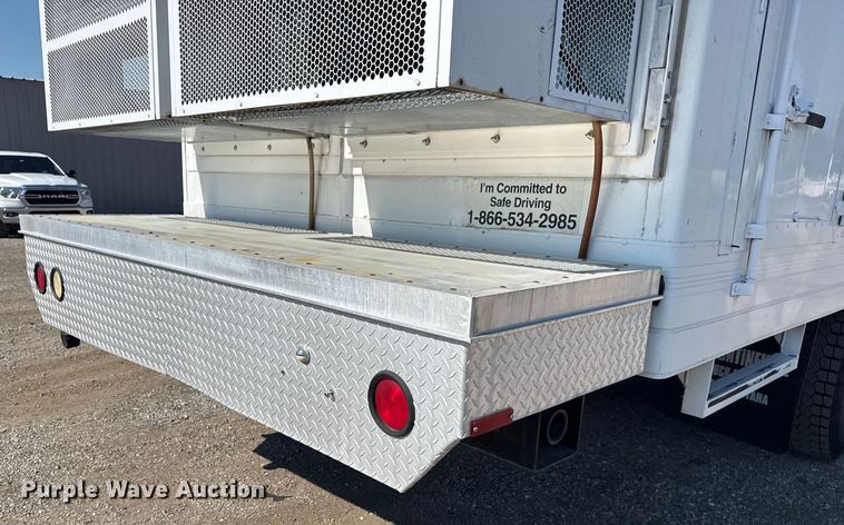 image for item NU9557 2001 Ford F650 Super Duty box truck