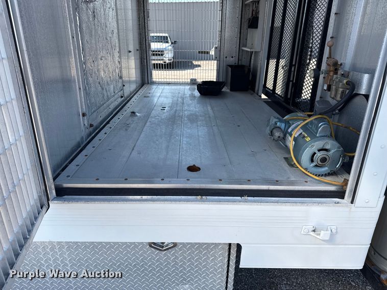 image for item NU9557 2001 Ford F650 Super Duty box truck