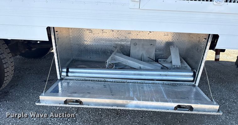 image for item NU9557 2001 Ford F650 Super Duty box truck