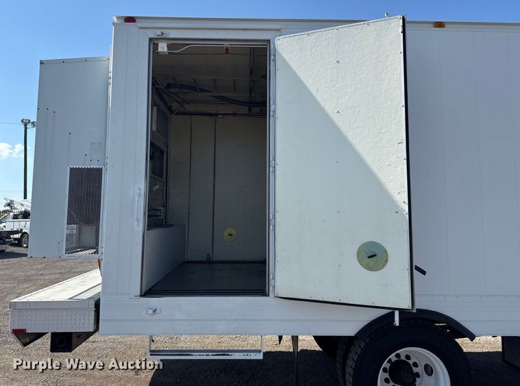 image for item NU9557 2001 Ford F650 Super Duty box truck