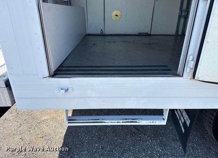 image for item NU9557 2001 Ford F650 Super Duty box truck