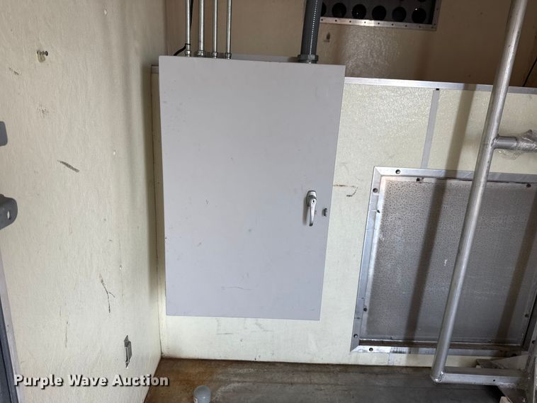 image for item NU9557 2001 Ford F650 Super Duty box truck