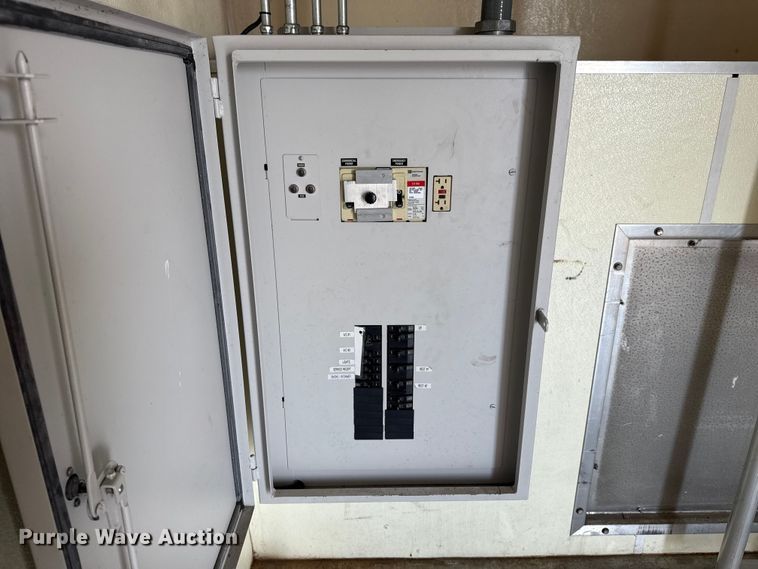 image for item NU9557 2001 Ford F650 Super Duty box truck