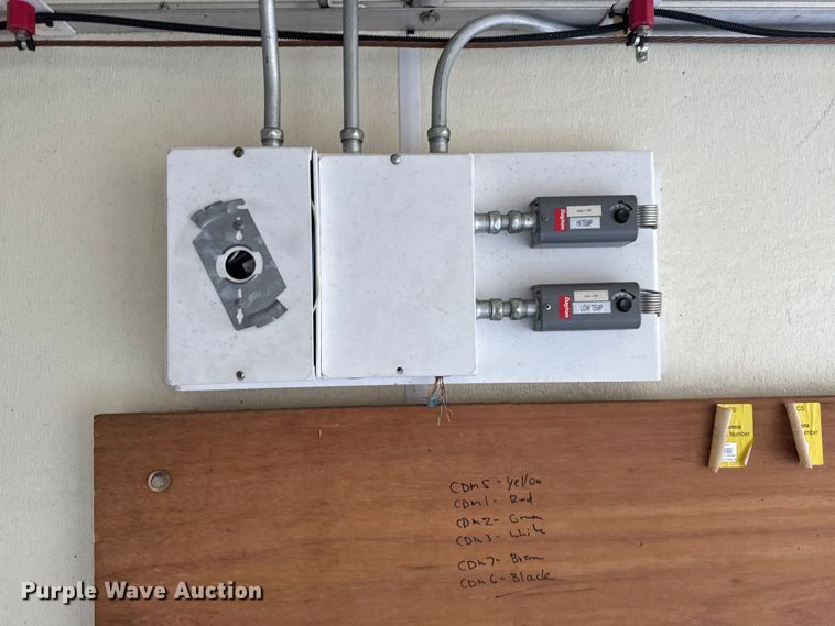 image for item NU9557 2001 Ford F650 Super Duty box truck