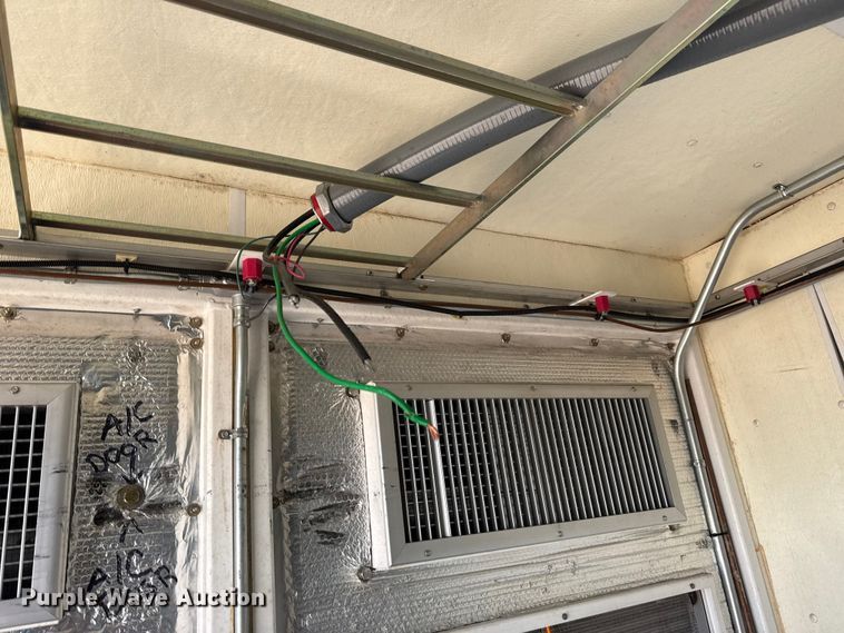 image for item NU9557 2001 Ford F650 Super Duty box truck