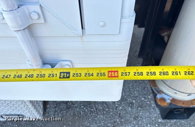 image for item NU9557 2001 Ford F650 Super Duty box truck