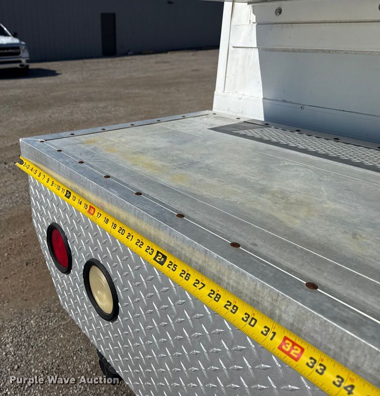 image for item NU9557 2001 Ford F650 Super Duty box truck