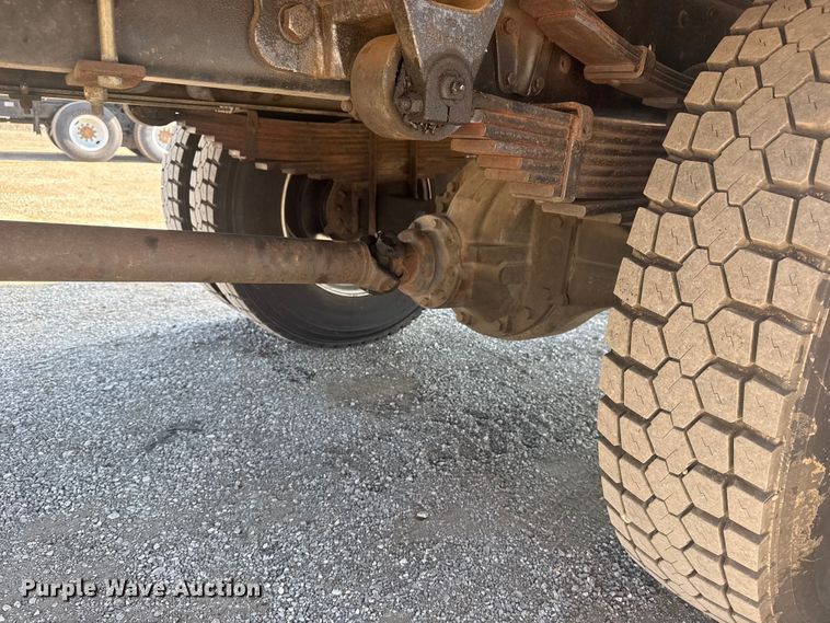 image for item NU9557 2001 Ford F650 Super Duty box truck