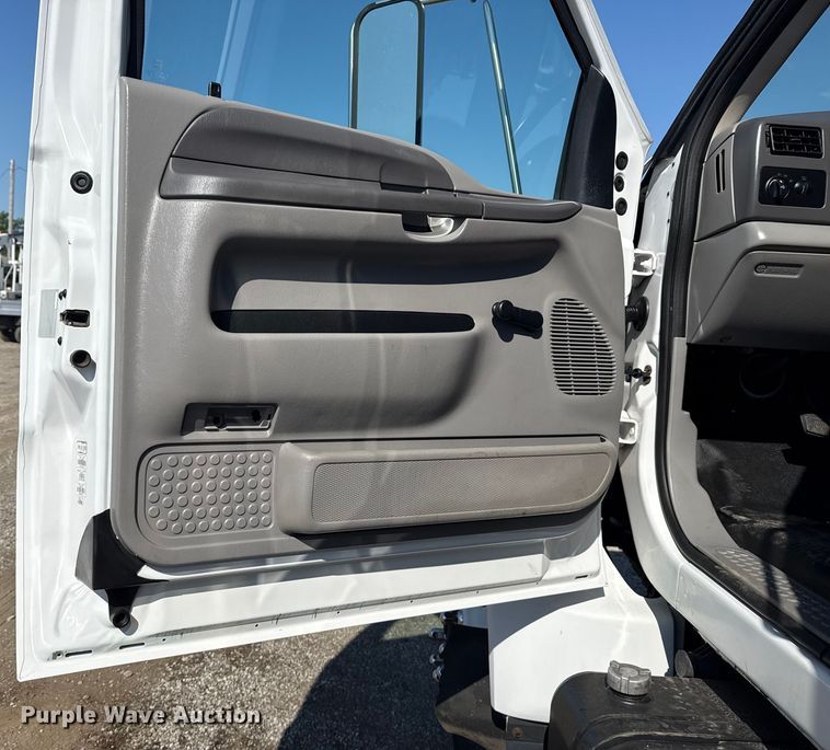 image for item NU9557 2001 Ford F650 Super Duty box truck