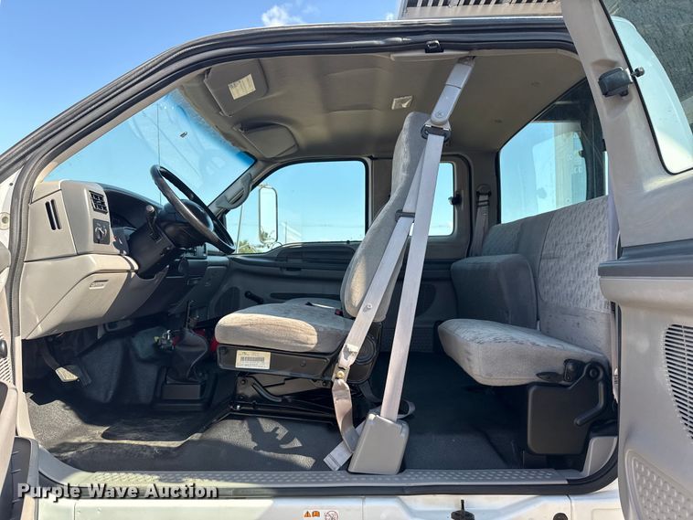 image for item NU9557 2001 Ford F650 Super Duty box truck