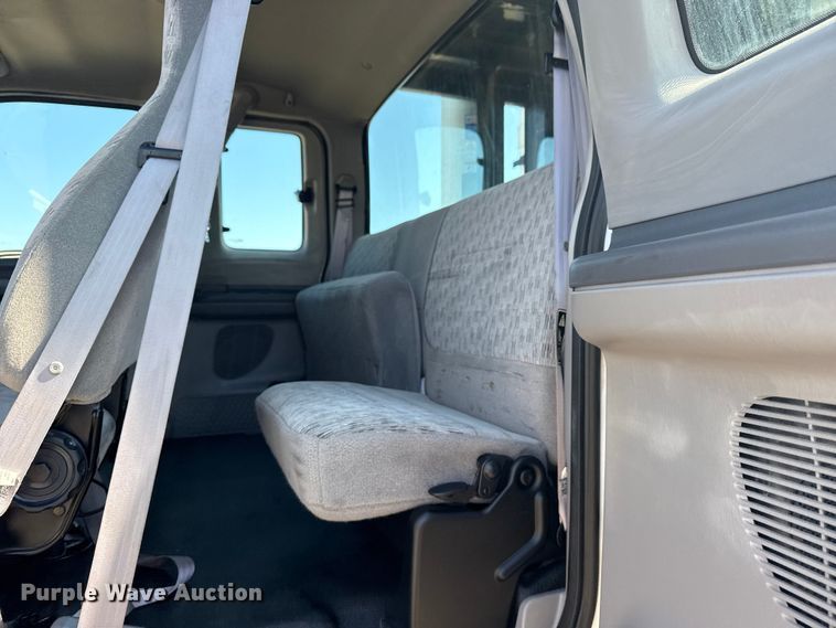 image for item NU9557 2001 Ford F650 Super Duty box truck